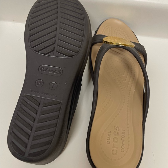 Women’s size 7 Crocs Sanrah Wedge Sandal - Picture 3 of 4